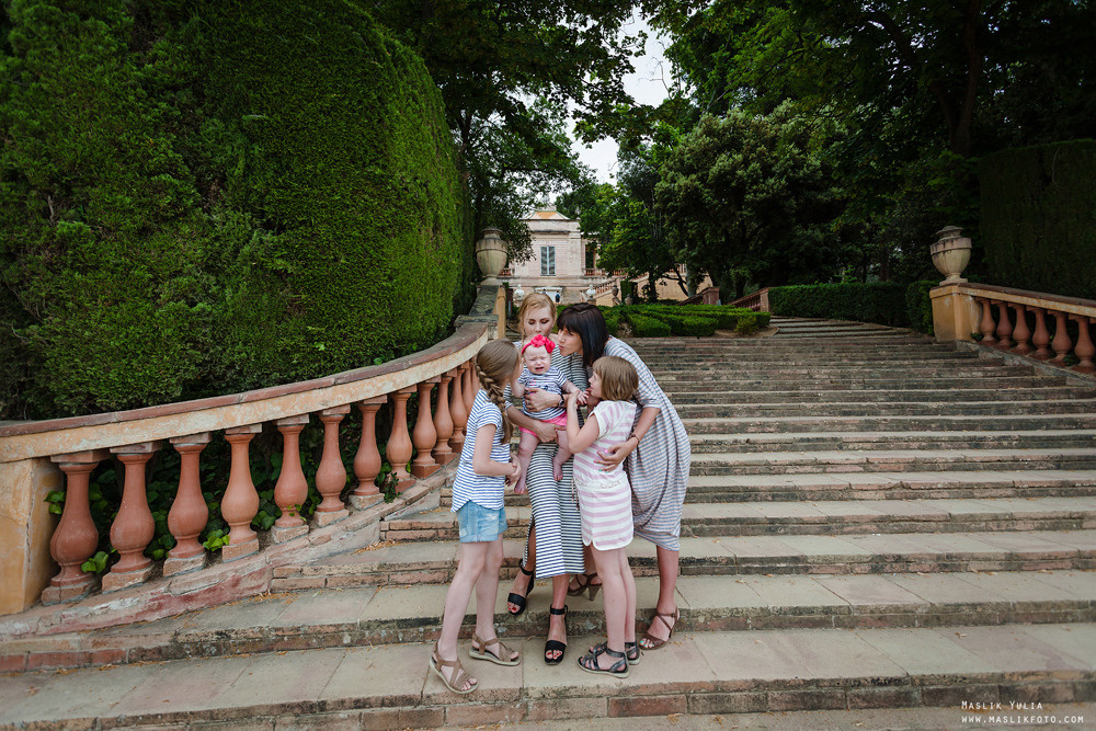 Семейная фотосессия в Барселоне в  парке Лабиринт. Фотограф в Барселоне Испании Маслик Юлия