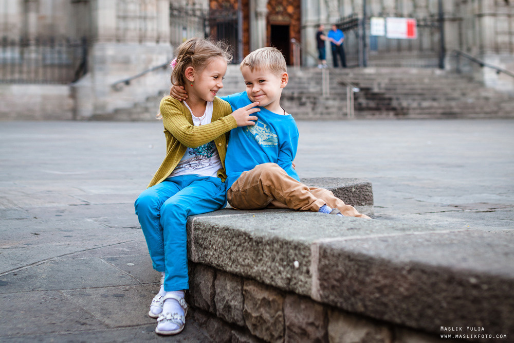 Sesión de fotos familiares en un viaje a Barcelona. Fotógrafo en Barcelona  Maslik Yulia