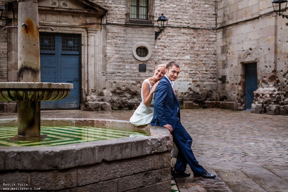 Sesión de fotos lluviosa en Barcelona. Fotógrafo en Barcelona  Maslik Yulia
