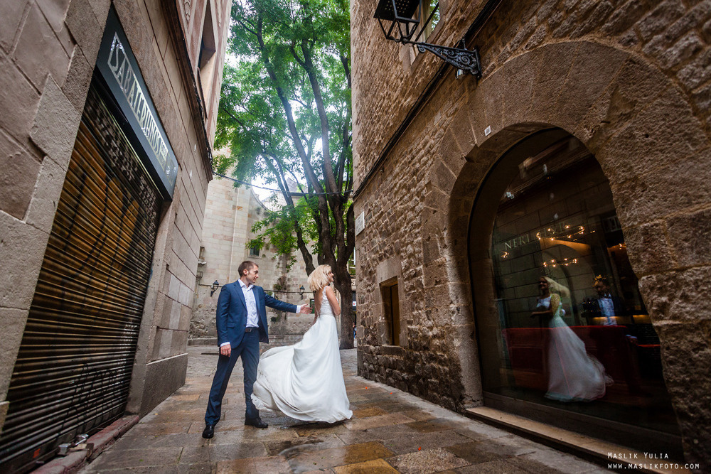 Sesión de fotos lluviosa en Barcelona. Fotógrafo en Barcelona  Maslik Yulia