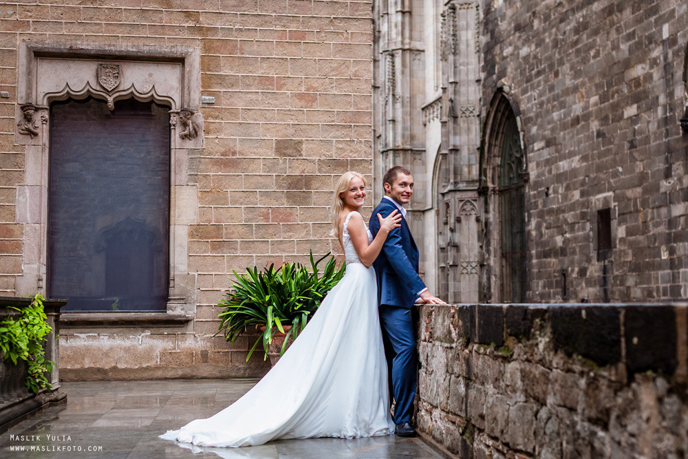 Sesión de fotos lluviosa en Barcelona. Fotógrafo en Barcelona  Maslik Yulia