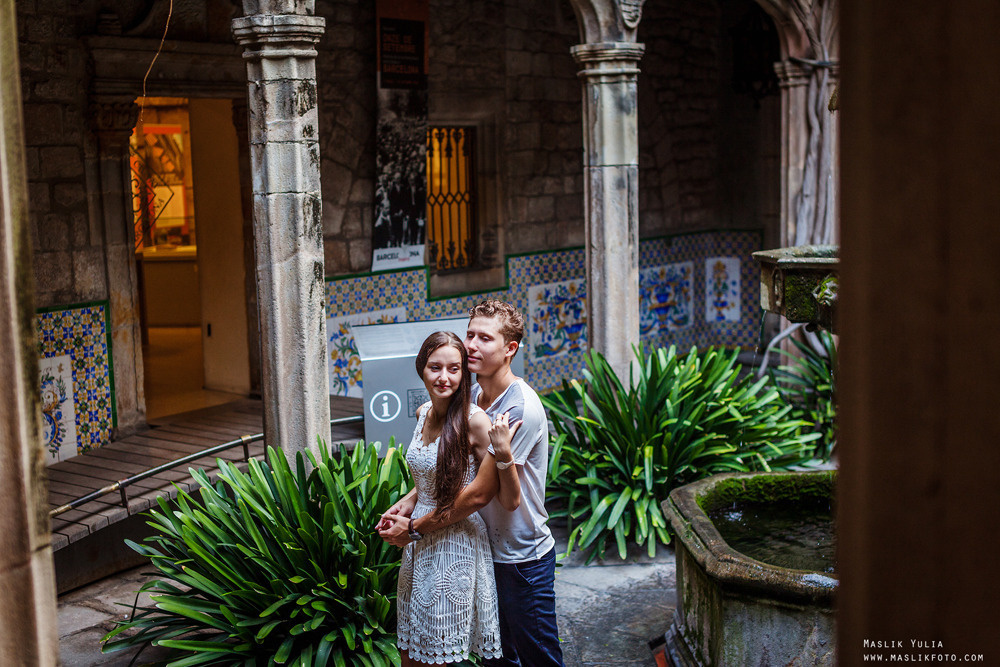 Impresionante paseo fotográfico de enamorados en Barcelona. Fotógrafo en Barcelona  Maslik Yulia