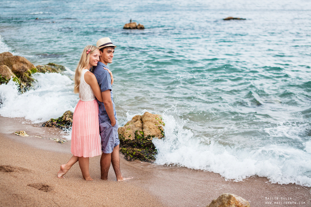 Beach photo shoot on the Costa Brava. Photographer in Barcelona Spain Maslik Yulia