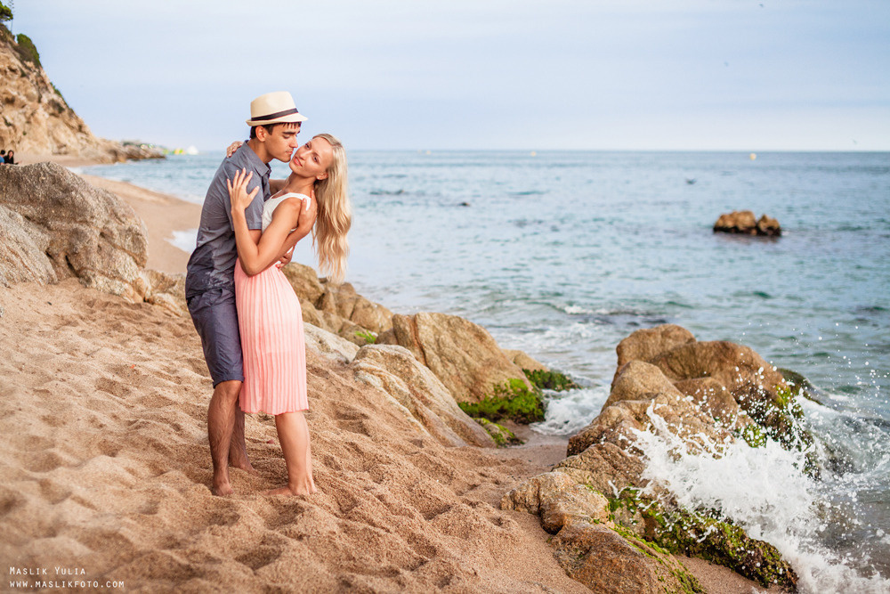 Beach photo shoot on the Costa Brava. Photographer in Barcelona Spain Maslik Yulia