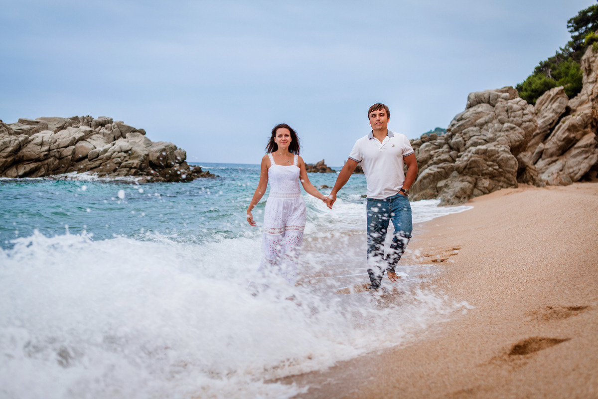 Sesión de fotos de mar en Tossa de Mar. Fotógrafo en Barcelona  Maslik Yulia