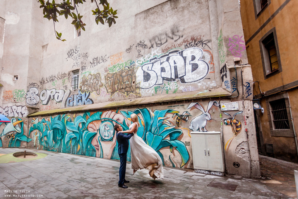 Sesión de fotos lluviosa en Barcelona. Fotógrafo en Barcelona  Maslik Yulia
