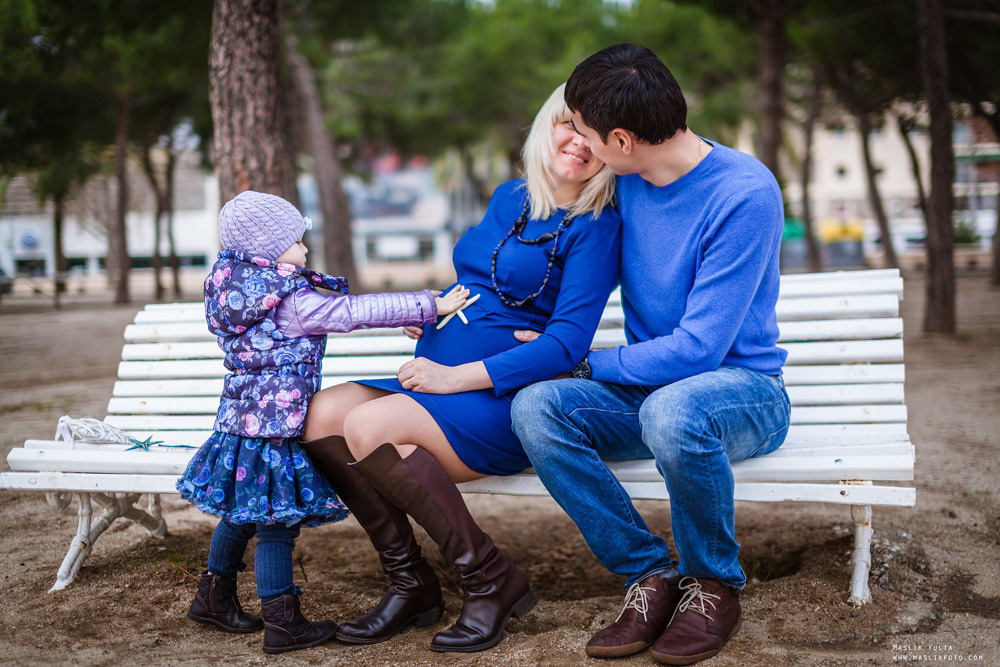 Sesión de fotos de embarazo en la playa en Barcelona. Fotógrafo en Barcelona  Maslik Yulia