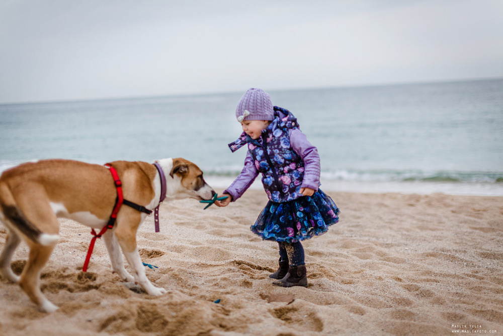 Sesión de fotos de embarazo en la playa en Barcelona. Fotógrafo en Barcelona  Maslik Yulia