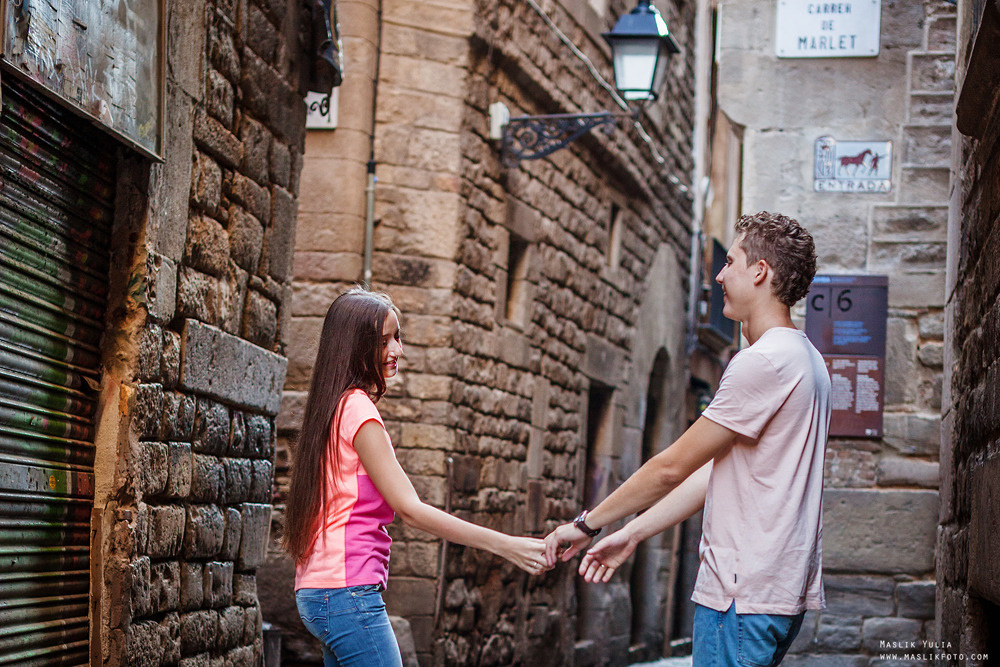 Impresionante paseo fotográfico de enamorados en Barcelona. Fotógrafo en Barcelona  Maslik Yulia