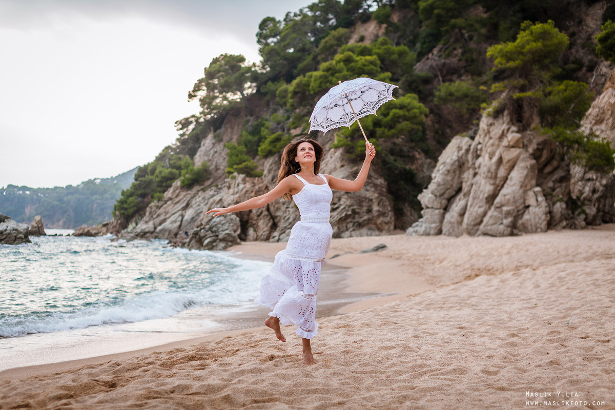 Sesión de fotos de mar en Tossa de Mar. Fotógrafo en Barcelona  Maslik Yulia