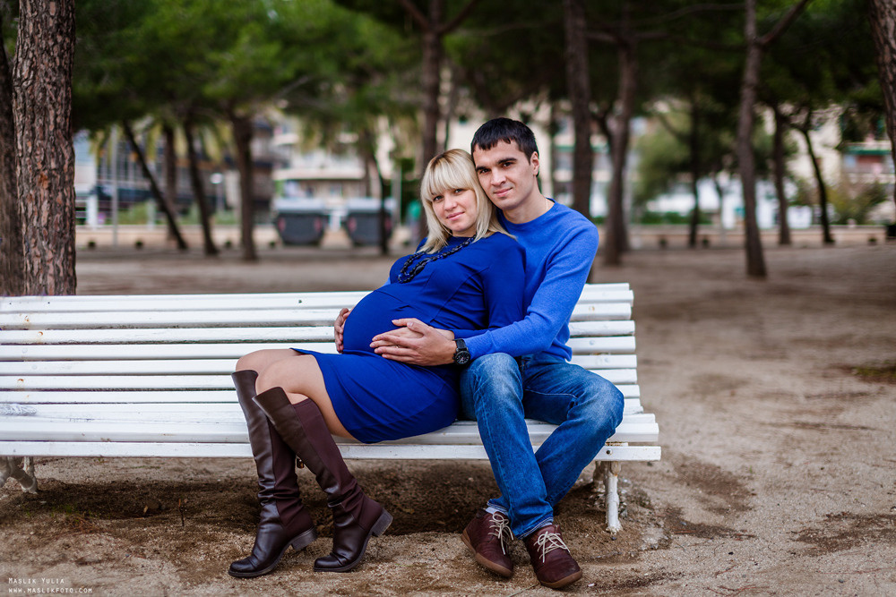 Sesión de fotos de embarazo en la playa en Barcelona. Fotógrafo en Barcelona  Maslik Yulia