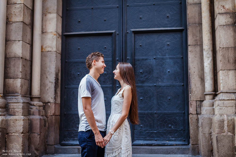 Impresionante paseo fotográfico de enamorados en Barcelona. Fotógrafo en Barcelona  Maslik Yulia