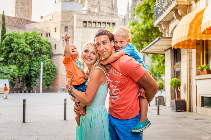 Perky sesión de fotos familiares en Barcelona. Fotógrafo en Barcelona  Maslik Yulia
