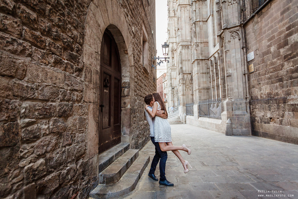 Impresionante paseo fotográfico de enamorados en Barcelona. Fotógrafo en Barcelona  Maslik Yulia