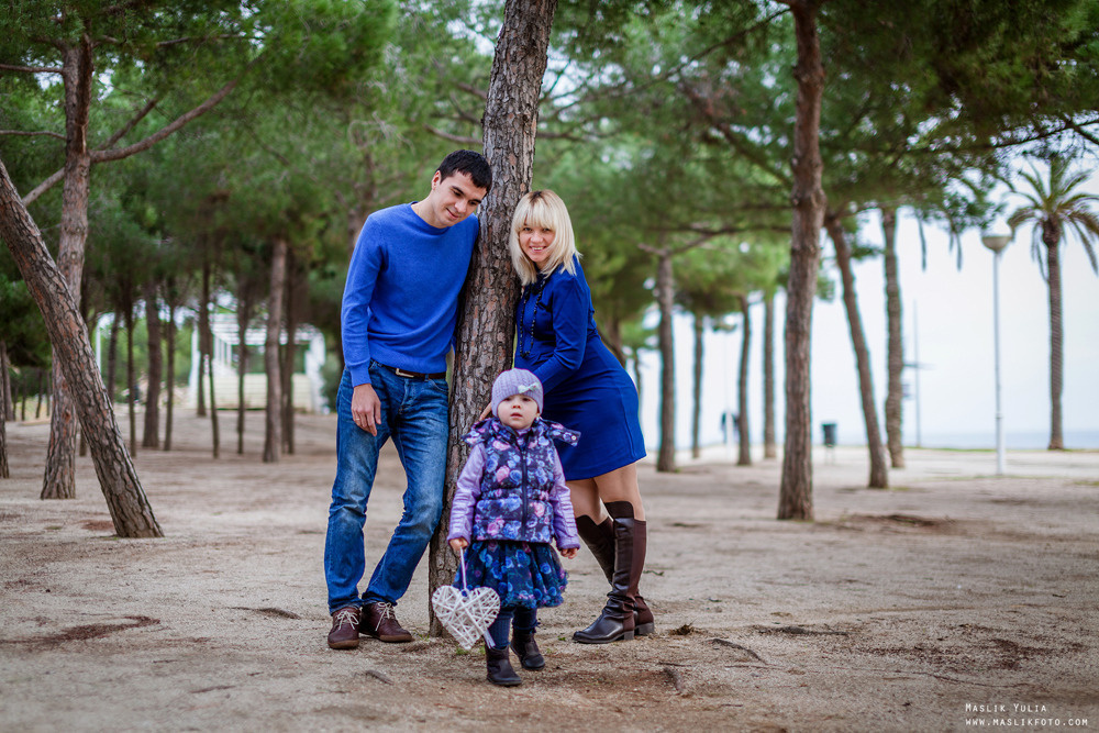Sesión de fotos de embarazo en la playa en Barcelona. Fotógrafo en Barcelona  Maslik Yulia