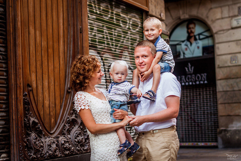 Sesión de fotos familiares en Barcelona. Fotógrafo en Barcelona  Maslik Yulia