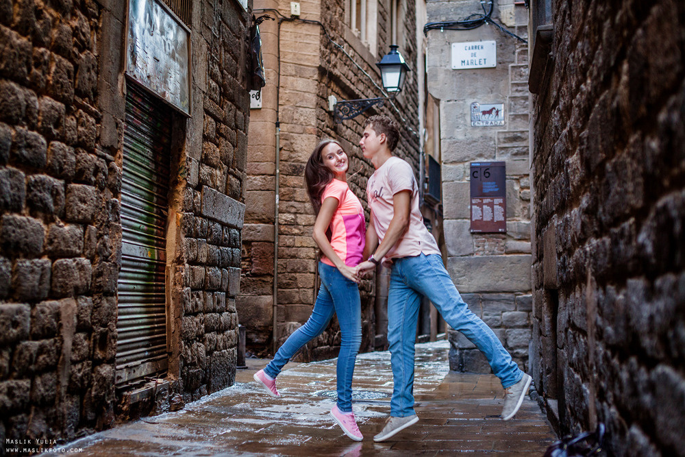 Impresionante paseo fotográfico de enamorados en Barcelona. Fotógrafo en Barcelona  Maslik Yulia