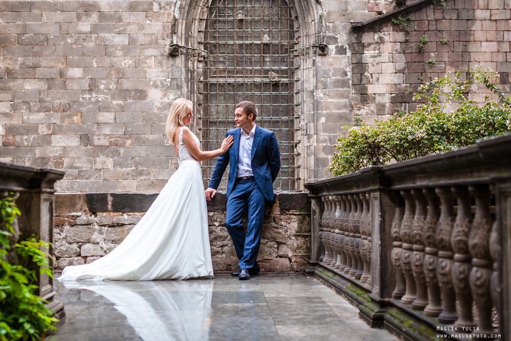 Sesión de fotos lluviosa en Barcelona. Fotógrafo en Barcelona  Maslik Yulia