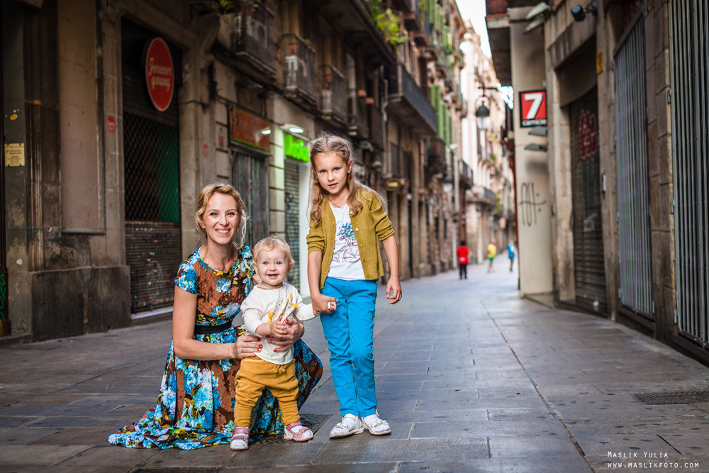 Sesión de fotos familiares en un viaje a Barcelona. Fotógrafo en Barcelona  Maslik Yulia
