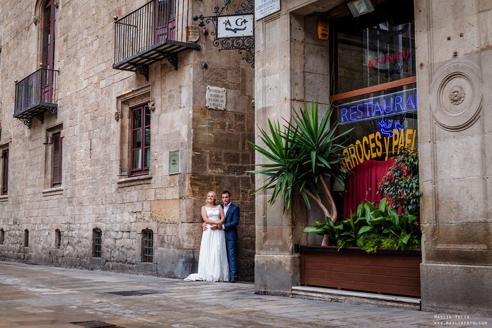 Sesión de fotos lluviosa en Barcelona. Fotógrafo en Barcelona  Maslik Yulia