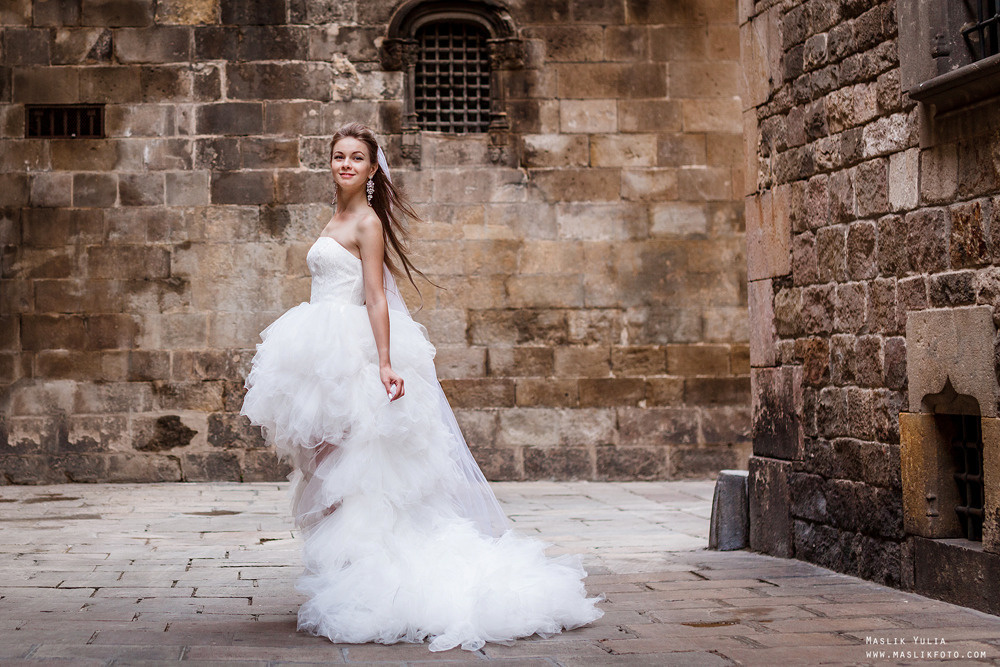 Sesión de fotos de boda en el puerto de Barcelona. Fotógrafo en Barcelona  Maslik Yulia