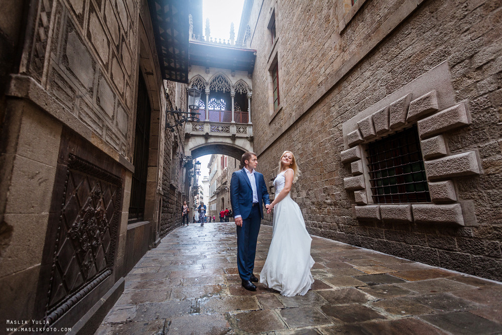 Sesión de fotos lluviosa en Barcelona. Fotógrafo en Barcelona  Maslik Yulia