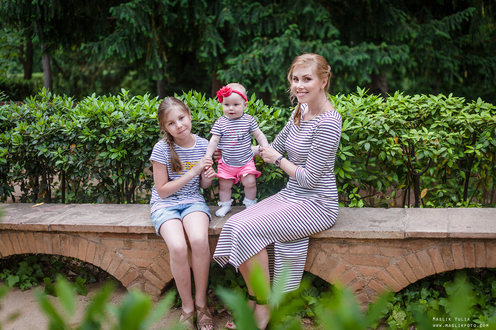 Семейная фотосессия в Барселоне в  парке Лабиринт. Фотограф в Барселоне Испании Маслик Юлия