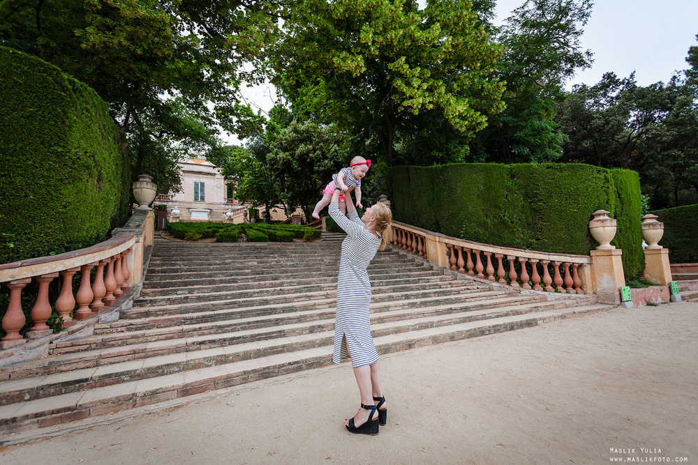 Семейная фотосессия в Барселоне в  парке Лабиринт. Фотограф в Барселоне Испании Маслик Юлия
