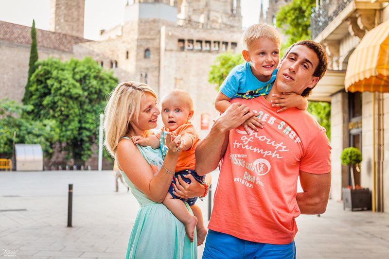 Perky sesión de fotos familiares en Barcelona. Fotógrafo en Barcelona  Maslik Yulia
