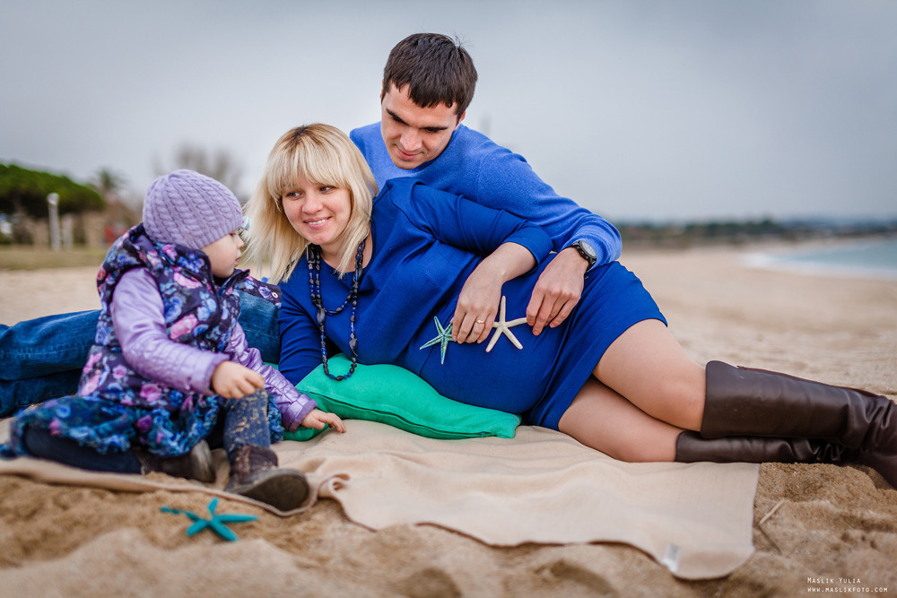 Sesión de fotos de embarazo en la playa en Barcelona. Fotógrafo en Barcelona  Maslik Yulia