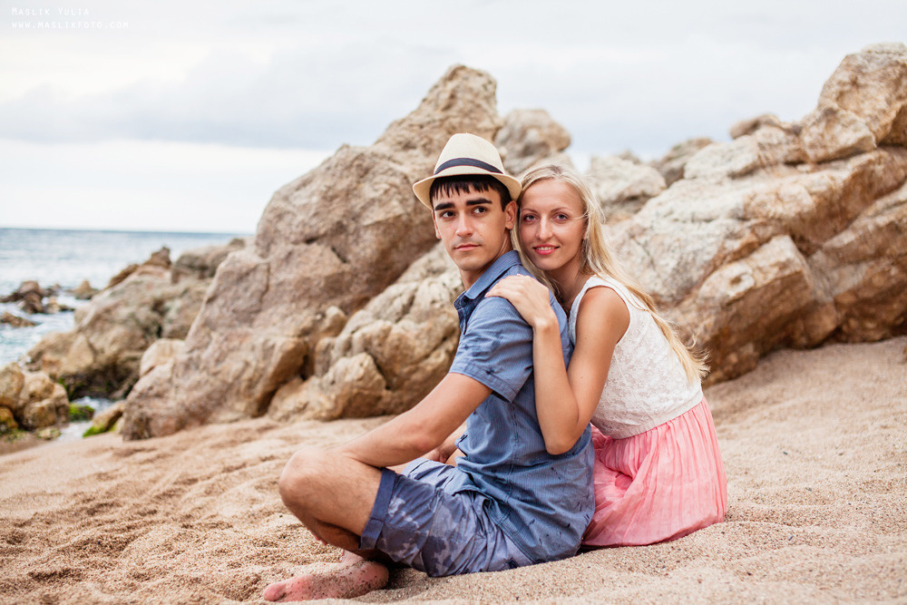 Beach photo shoot on the Costa Brava. Photographer in Barcelona Spain Maslik Yulia