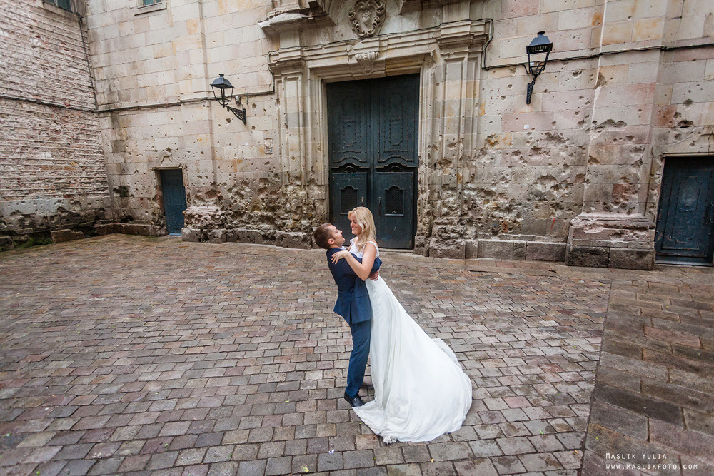 Sesión de fotos lluviosa en Barcelona. Fotógrafo en Barcelona  Maslik Yulia