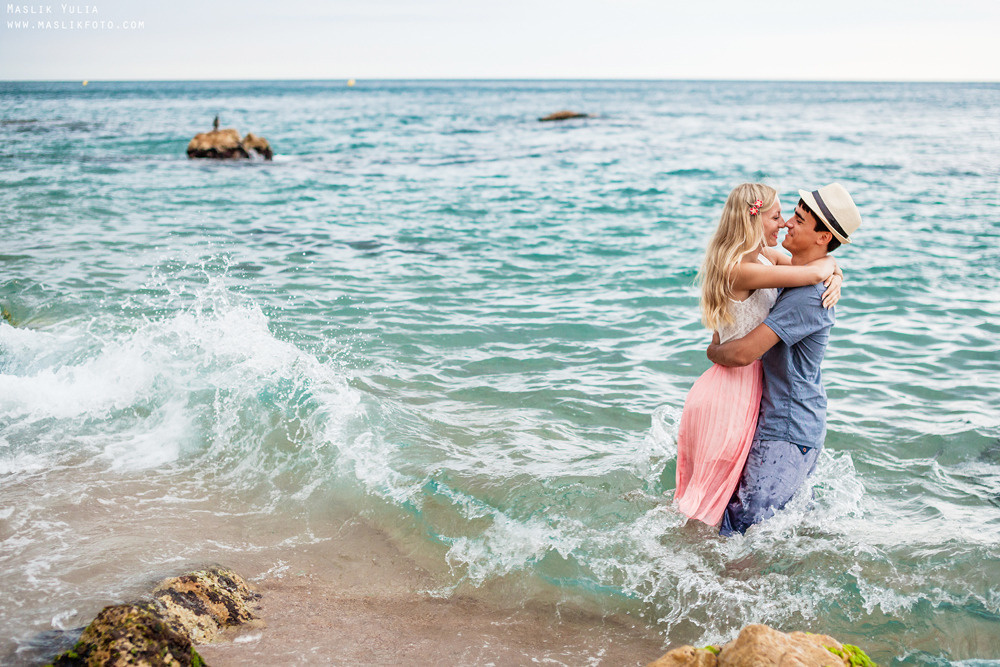 Beach photo shoot on the Costa Brava. Photographer in Barcelona Spain Maslik Yulia