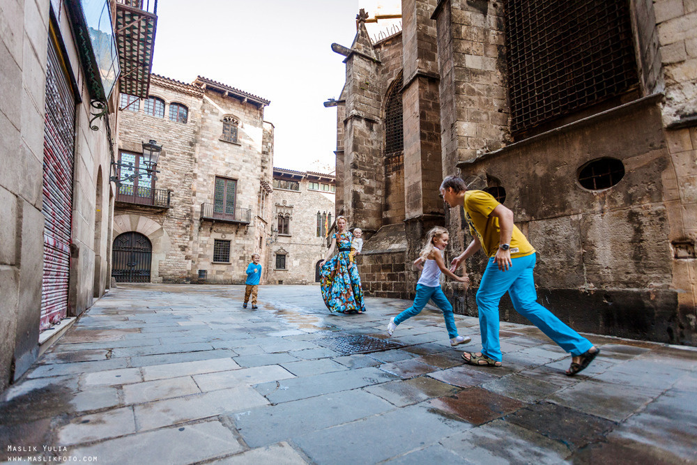 Sesión de fotos familiares en un viaje a Barcelona. Fotógrafo en Barcelona  Maslik Yulia