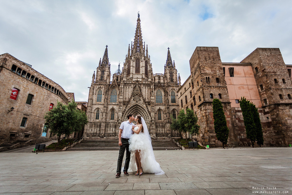 Sesión de fotos de boda en el puerto de Barcelona. Fotógrafo en Barcelona  Maslik Yulia