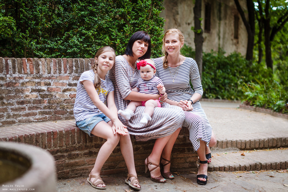 Семейная фотосессия в Барселоне в  парке Лабиринт. Фотограф в Барселоне Испании Маслик Юлия