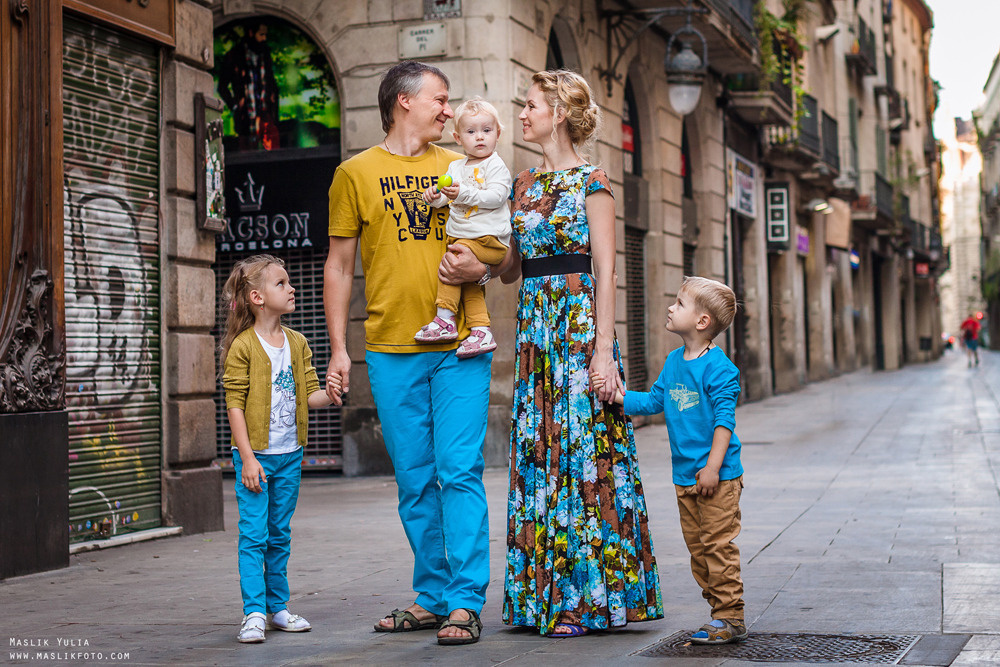 Sesión de fotos familiares en un viaje a Barcelona. Fotógrafo en Barcelona  Maslik Yulia