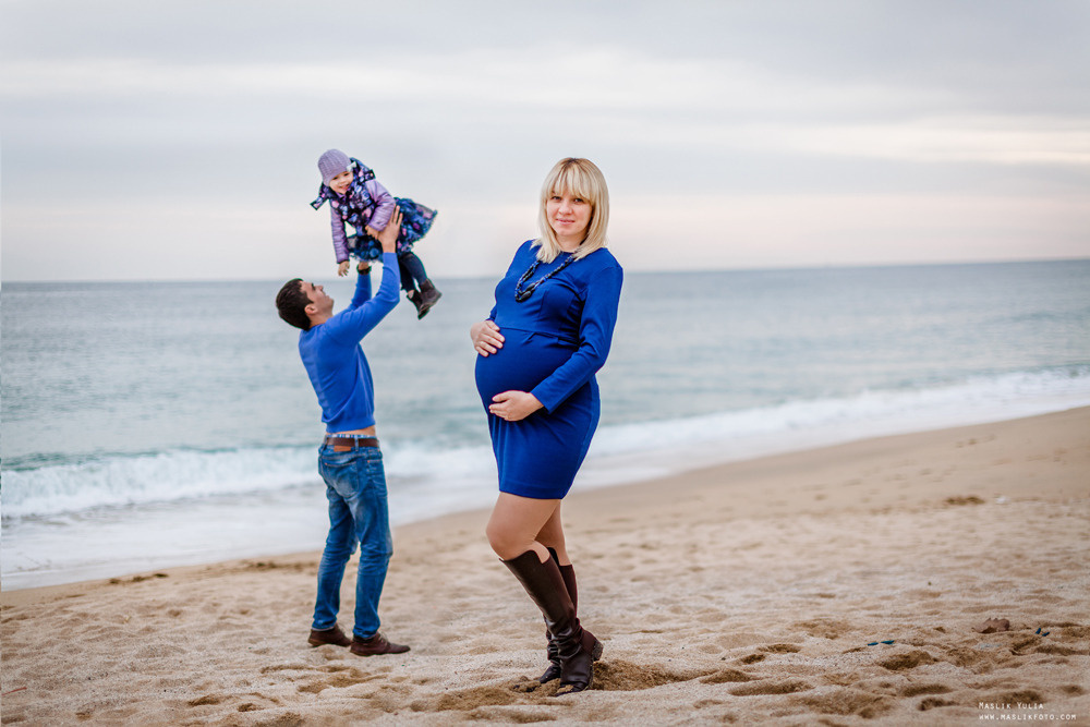 Sesión de fotos de embarazo en la playa en Barcelona. Fotógrafo en Barcelona  Maslik Yulia