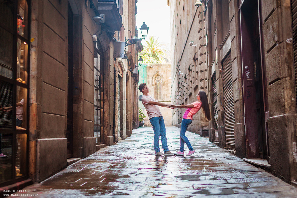 Impresionante paseo fotográfico de enamorados en Barcelona. Fotógrafo en Barcelona  Maslik Yulia