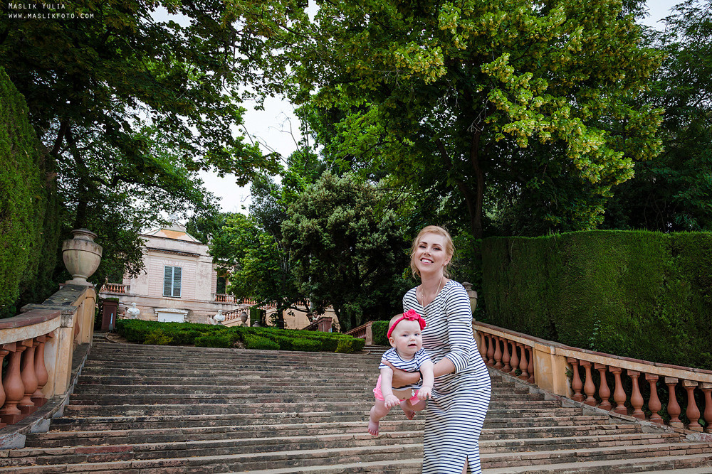 Семейная фотосессия в Барселоне в  парке Лабиринт. Фотограф в Барселоне Испании Маслик Юлия