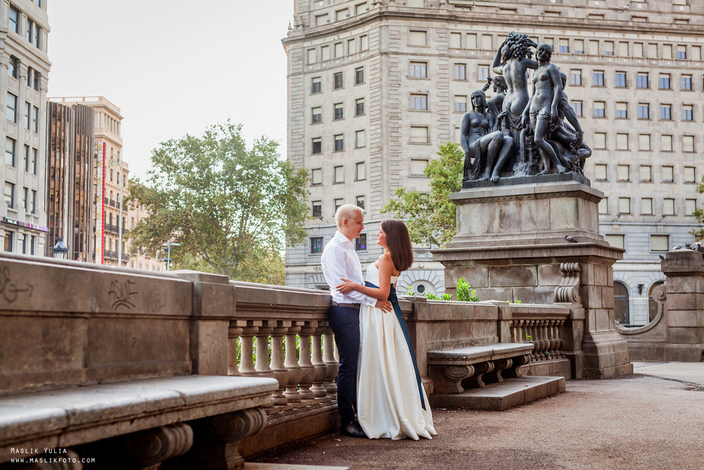 Elegante paseo fotográfico de boda. Fotógrafo en Barcelona  Maslik Yulia