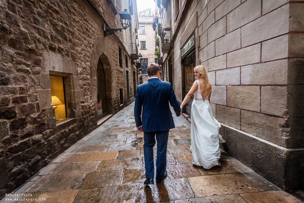 Sesión de fotos lluviosa en Barcelona. Fotógrafo en Barcelona  Maslik Yulia