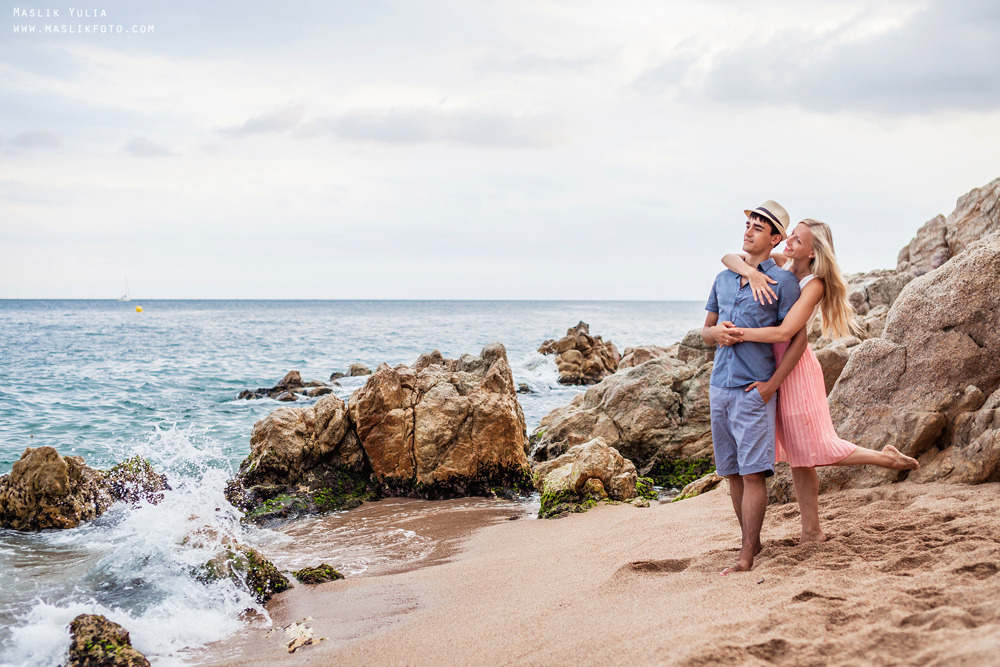 Beach photo shoot on the Costa Brava. Photographer in Barcelona Spain Maslik Yulia
