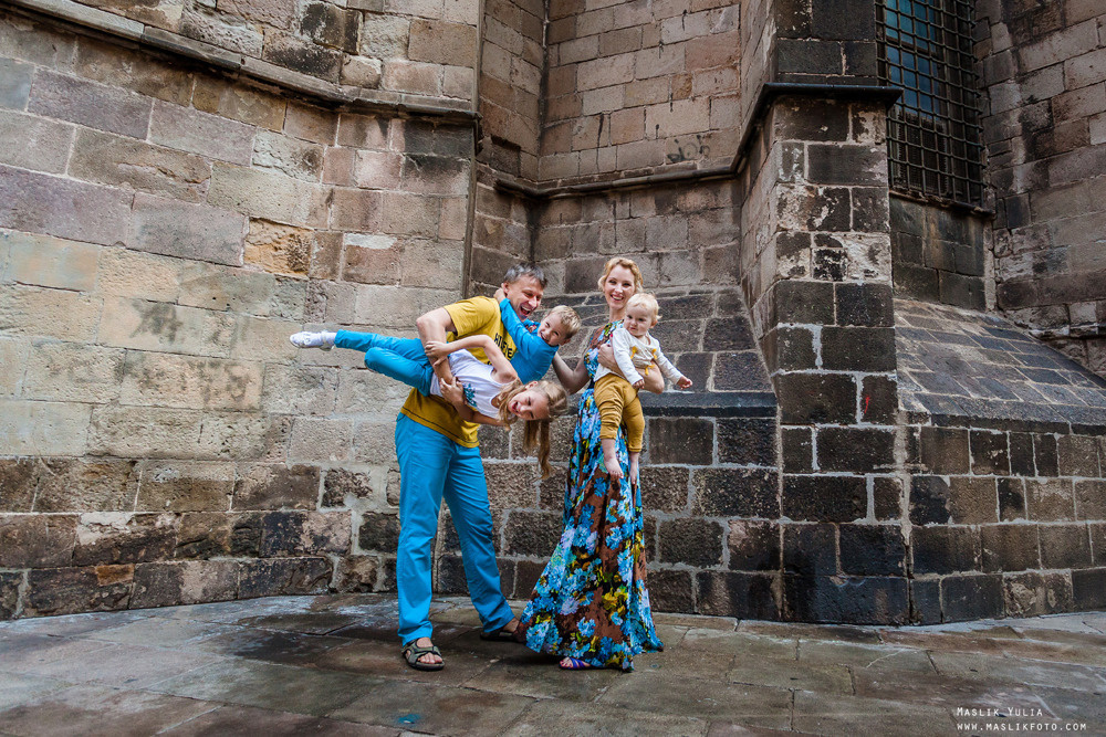 Sesión de fotos familiares en un viaje a Barcelona. Fotógrafo en Barcelona  Maslik Yulia