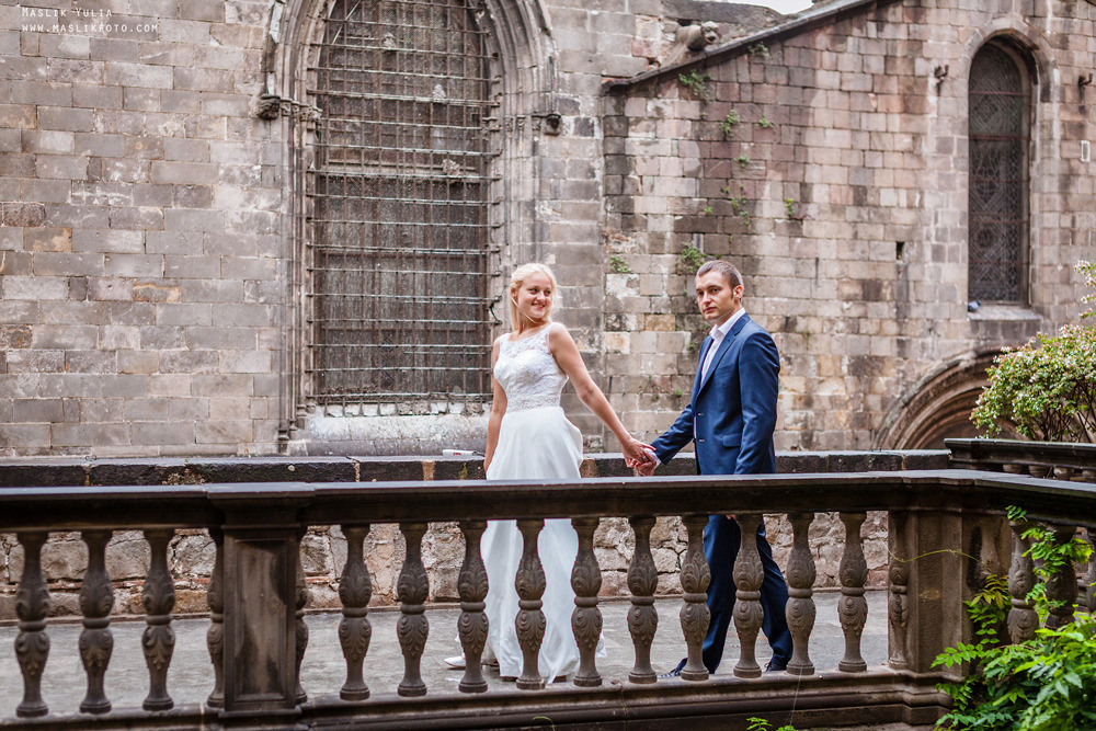 Sesión de fotos lluviosa en Barcelona. Fotógrafo en Barcelona  Maslik Yulia