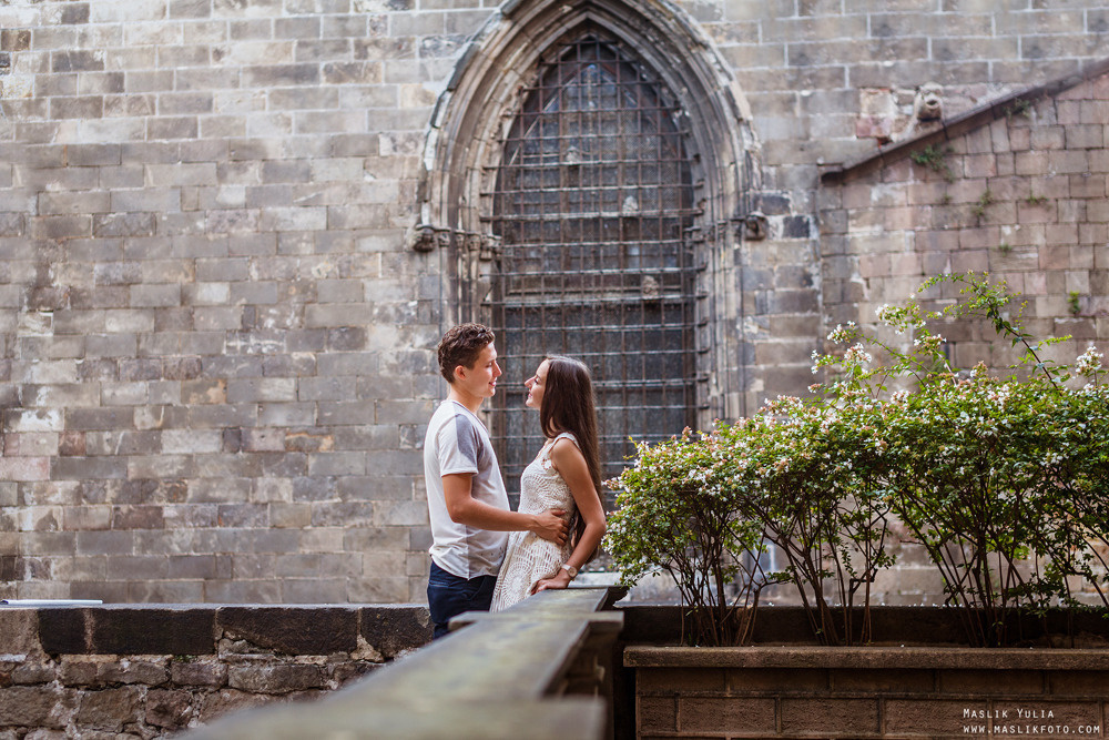 Impresionante paseo fotográfico de enamorados en Barcelona. Fotógrafo en Barcelona  Maslik Yulia