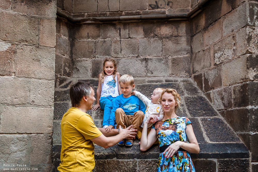 Sesión de fotos familiares en un viaje a Barcelona. Fotógrafo en Barcelona  Maslik Yulia