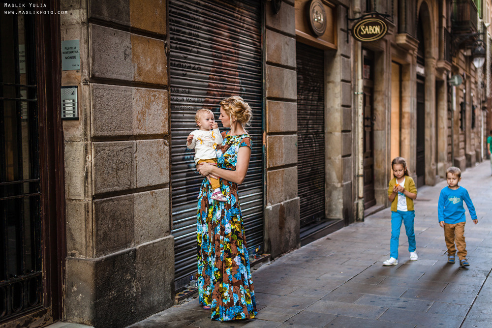 Sesión de fotos familiares en un viaje a Barcelona. Fotógrafo en Barcelona  Maslik Yulia
