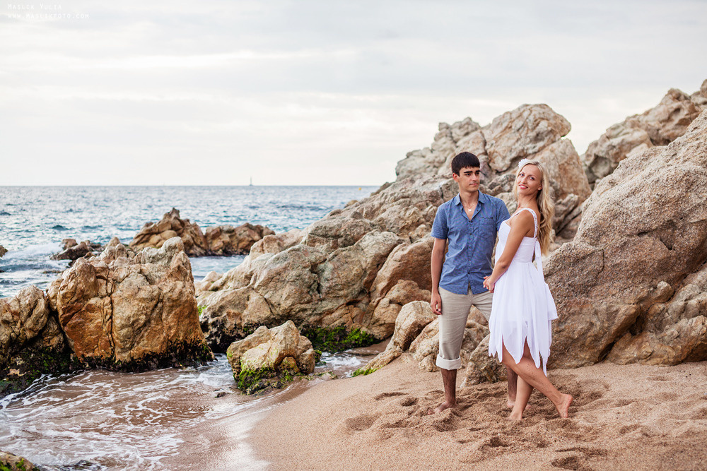 Beach photo shoot on the Costa Brava. Photographer in Barcelona Spain Maslik Yulia