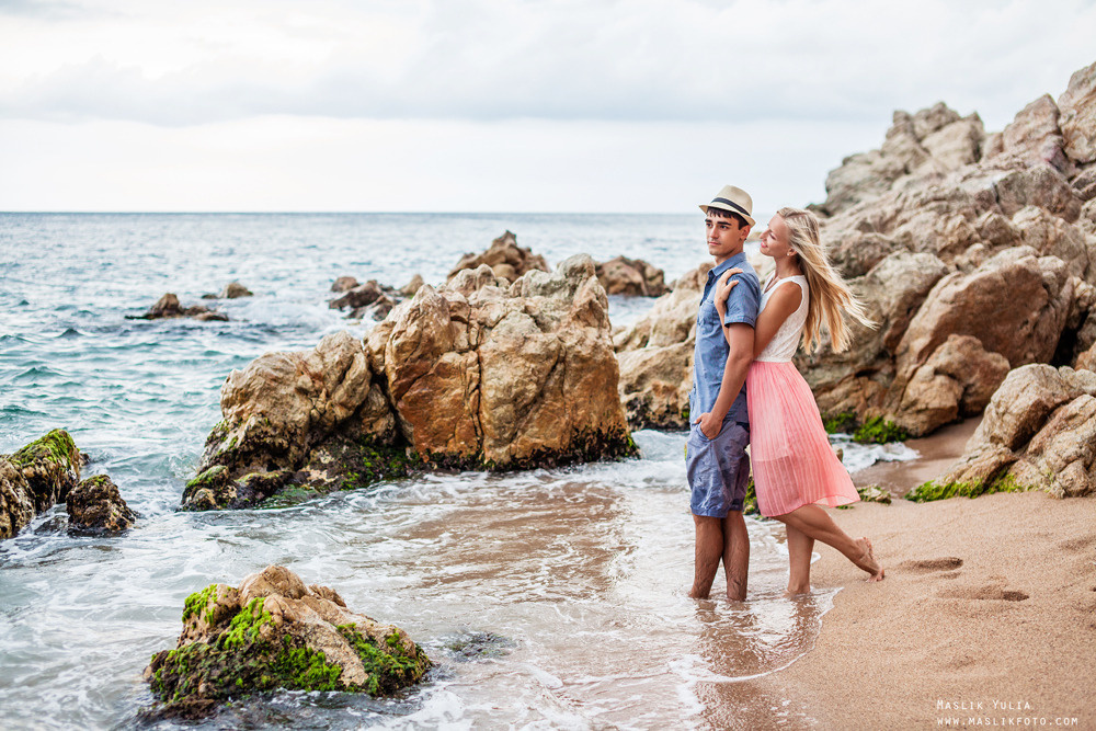Beach photo shoot on the Costa Brava. Photographer in Barcelona Spain Maslik Yulia